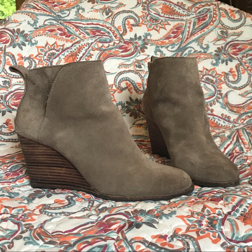 Lucky Brand suede wedge bootie sz.9